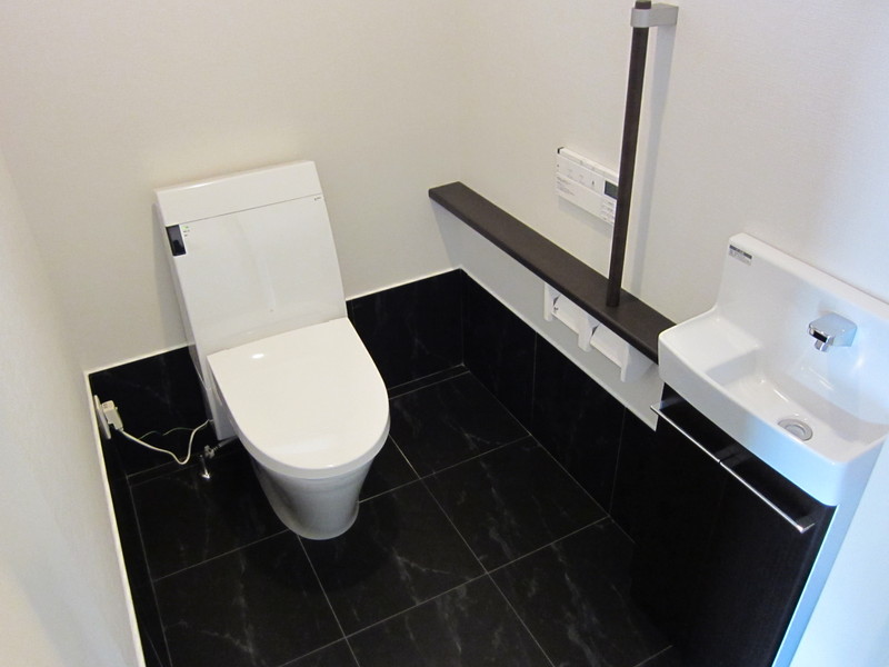 広々としたトイレにも床にタイルを使用しています。<br />
手すりや手洗いもつけ機能性もばっちり。