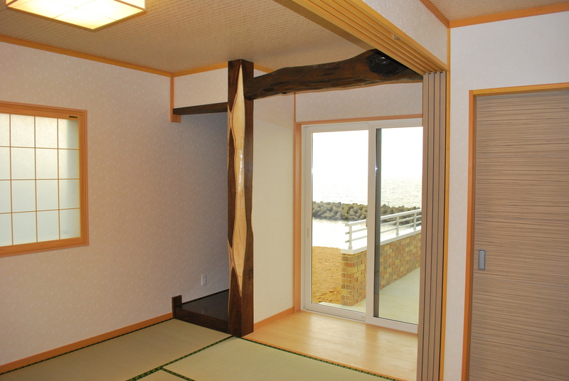 間仕切り可能な１２畳の和室からも海がみえる<br />
床柱は槐（えんじゅ）を使用