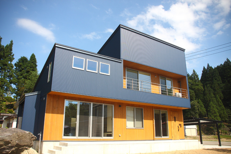 上越市(吹抜け・小上がり和室のある開放的なリビング:高機能なウッディモダン住宅) 上越市(吹抜け・小上がり和室のある開放的なリビング:高機能なウッディモダン住宅)