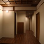 【After】玄関：全てを新しくするのではなく、格子天井など、既存の良さを残す空間としました。