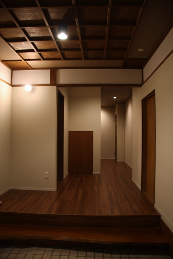 【After】玄関：全てを新しくするのではなく、格子天井など、既存の良さを残す空間としました。