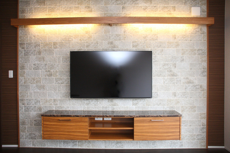 機能的でデザイン性の高い造り付け家具。統一感のある配色と間接照明で温かみのある雰囲気のリビングに