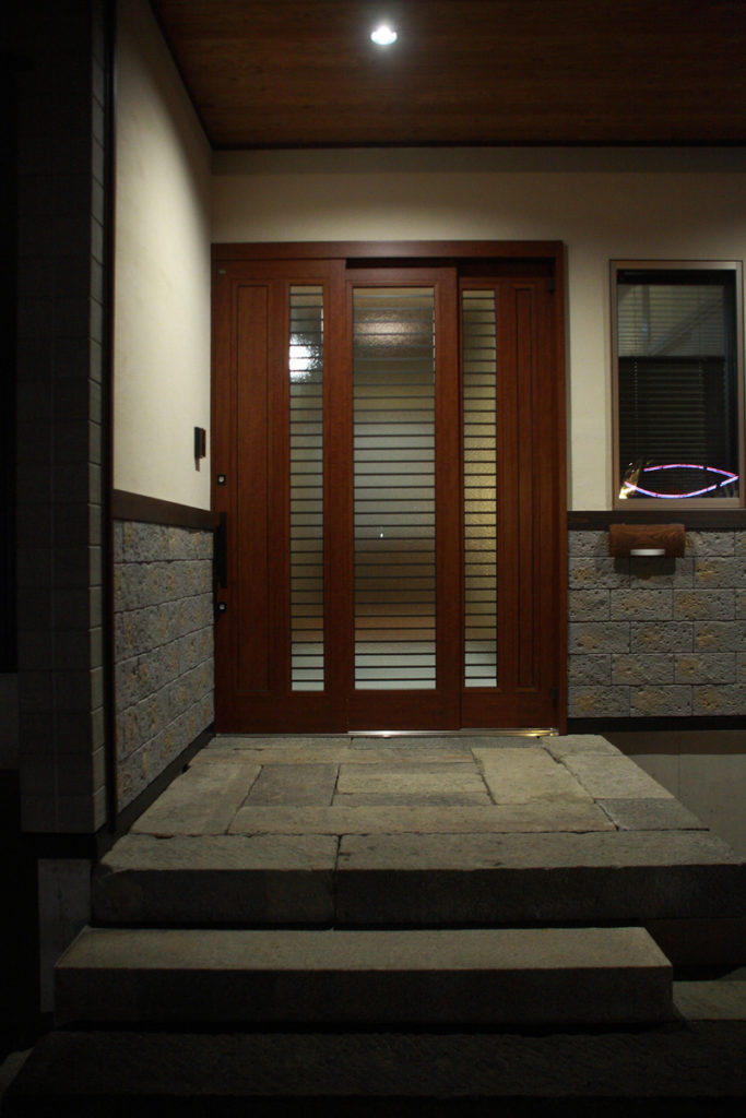 【玄関ポーチ(夜)】<br />
石を積み上げたポーチ階段と塗り壁が印象的。重厚感がありますね！