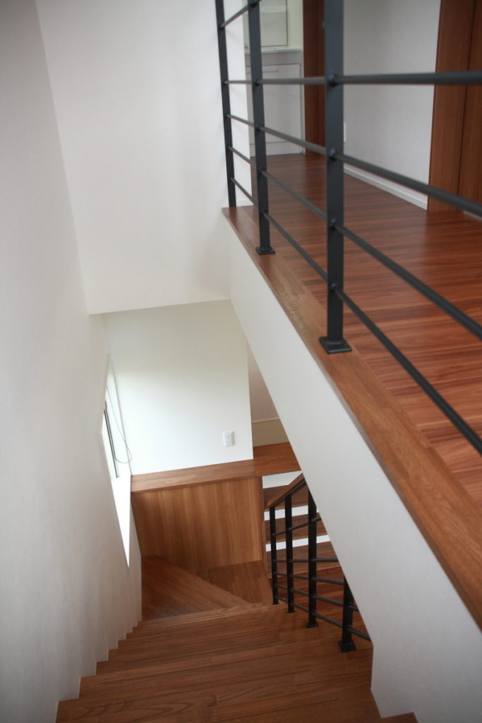 階段下の壁にも同じ木目材を使うことで、空間に一体感が出ています。