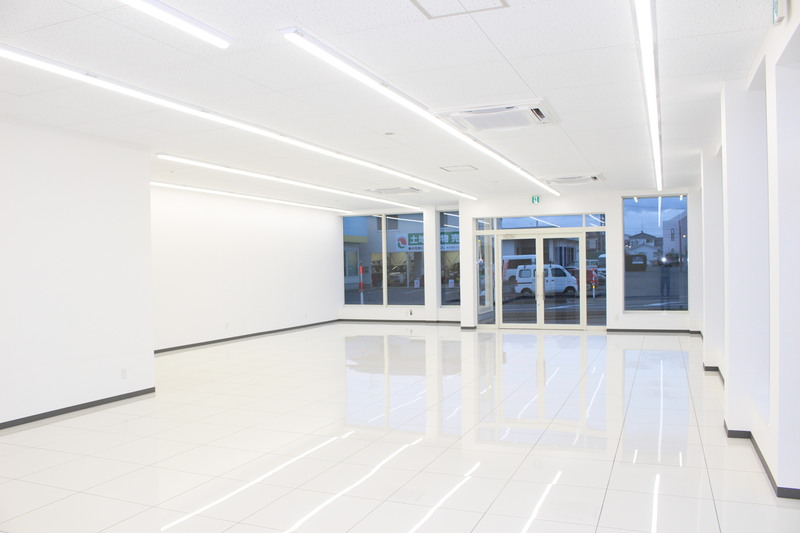 【After】内装：壁も天井も白一色。床のタイルに照明が反射し、フロア全体を明るくします。