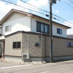 【After】外観はすっきりとしたデザインに。以前店舗だった入り口はふさぎ、新たな居住空間を設けました。優しい色味のタイルを採用し、明るさがあり周囲の風景にも溶け込む落ち着いた外観に仕上げました。