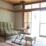 【After】和室は砂壁から春の草を思わせる優しいグリーンの壁紙に張り替えました。掃除をしてもしても落ちてくる砂壁のストレスから解放され、とても快適だそうです。