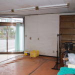 【Before】以前店舗として使用していたスペースが居住空間としては生かせず、物置として放置されていました。