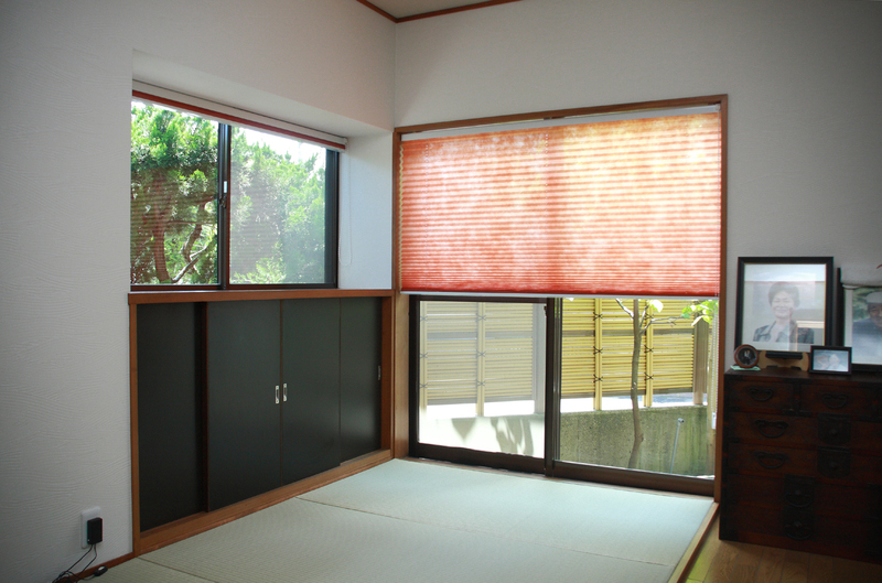 【After】洋室の半分のスペースに畳を置き、落ち着きのある仏間空間を造りました。遮光には赤みのあるオレンジ色のプリーツスクリーンを採用し、夕焼けのような優しい日の光が室内に届きます。