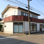 【Before】外観は赤かった壁が黒ずんでしまい、どこか寂しい印象でした。また雨漏りも数カ所ありました。