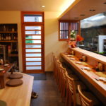 【After】カウンターはもともと一枚板で作られたものに、何度も塗装が重ねられていました。本来の木の美しさが現れるまで丁寧に研磨し、新しいお店の雰囲気にぴったりの、高級感と優しさの感じられるカウンターに仕上がりました。