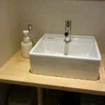 【After】】手洗いコーナーもお店全体の雰囲気に合わせました。明るい木目と白の組合せは、清潔感を感じさせてくれます。