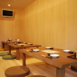 【After】小上がり席も、木目の優しい風合いを生かした造りに。壁が明るい色に変わるだけで、空間の雰囲気も大きく変わります。