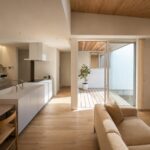 白を基調とした空間に木の質感を重ね、飽きのこないデザインに。