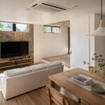 リビングと小上がりを緩やかにつなぎ、家族が思い思いの時間を心地よく過ごせるLDKに。アクセントウォールが空間に上質な表情を添え、くつろぎの時間を豊かに彩ります。<br />
