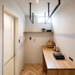 洗う・干す・しまうを、この一部屋で完結。<br />
家事の移動を減らし、毎日の洗濯をスムーズにする、効率的なランドリールームです。