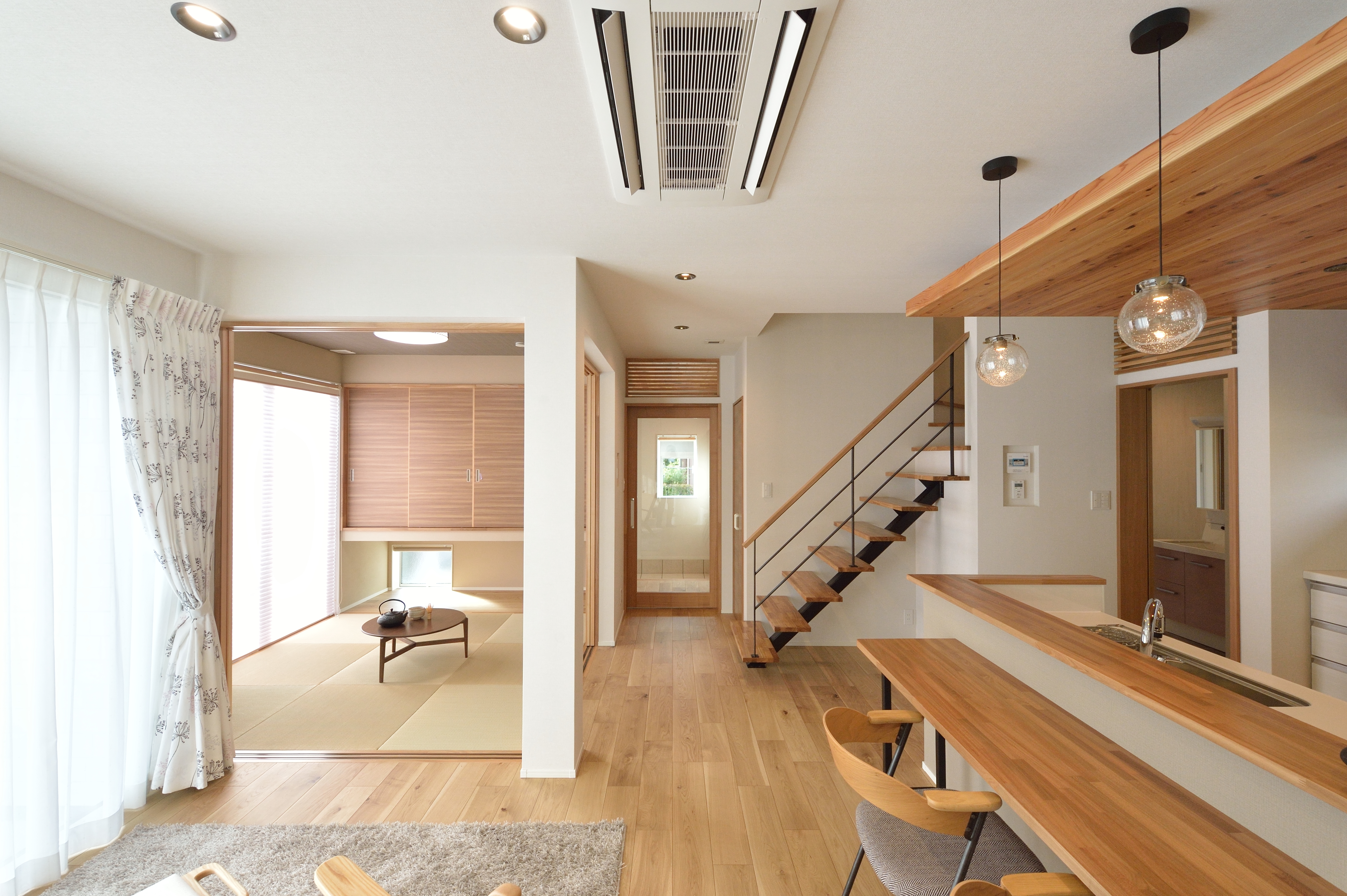 ゆったりカフェ空間のあるデザイン住宅/上越市昭和町（SYOWAMACHIの家)