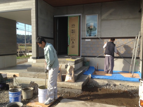 浦川原区にて、塗り壁の仕上げに取りかかっています！